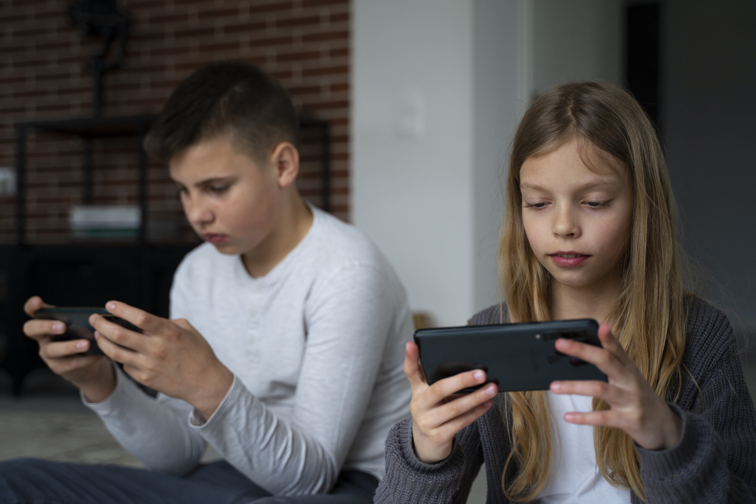 medium-shot-kids-with-devices